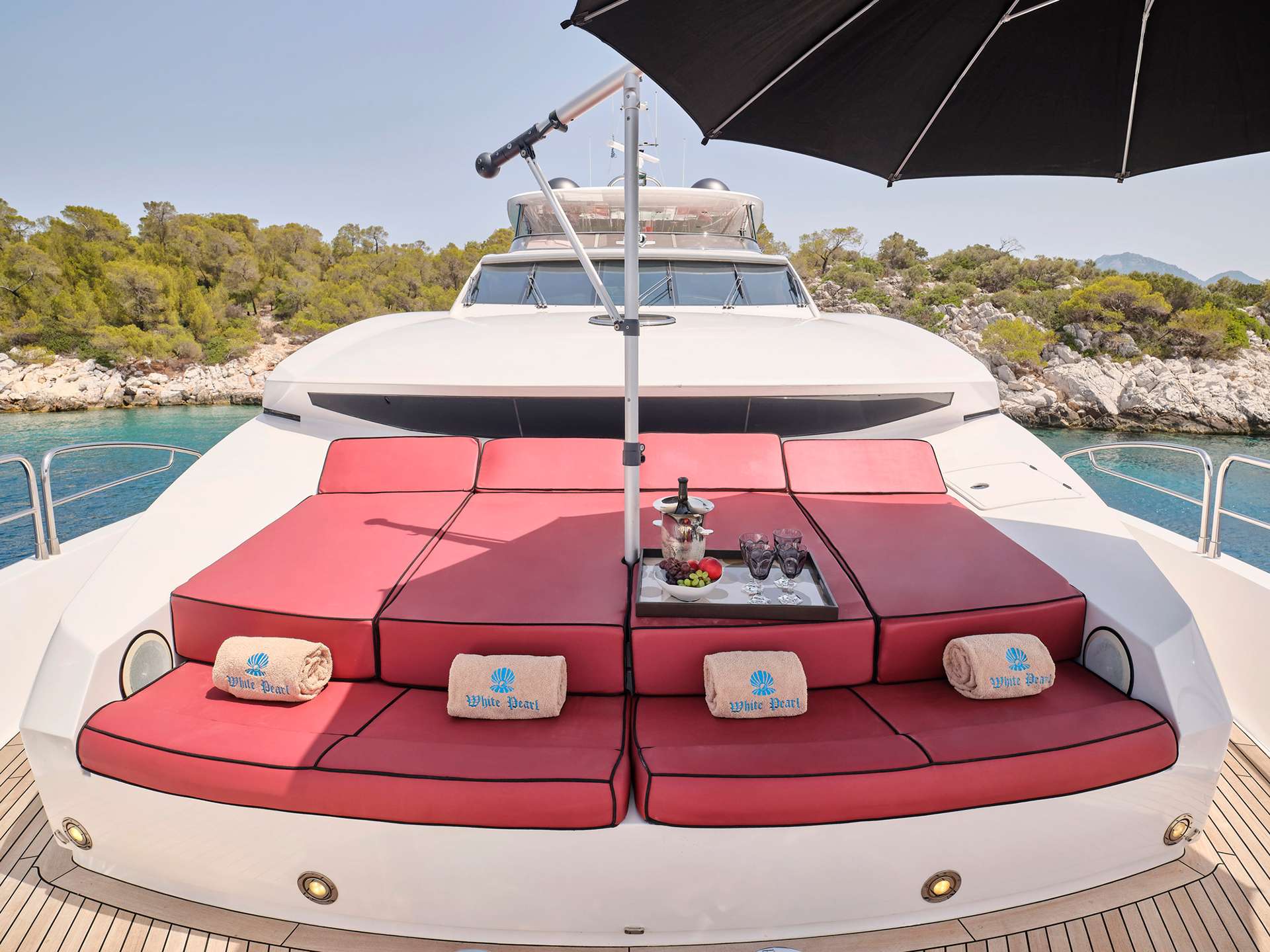 WHITE PEARL I Sunseeker 34m - foredeck sunbathing area