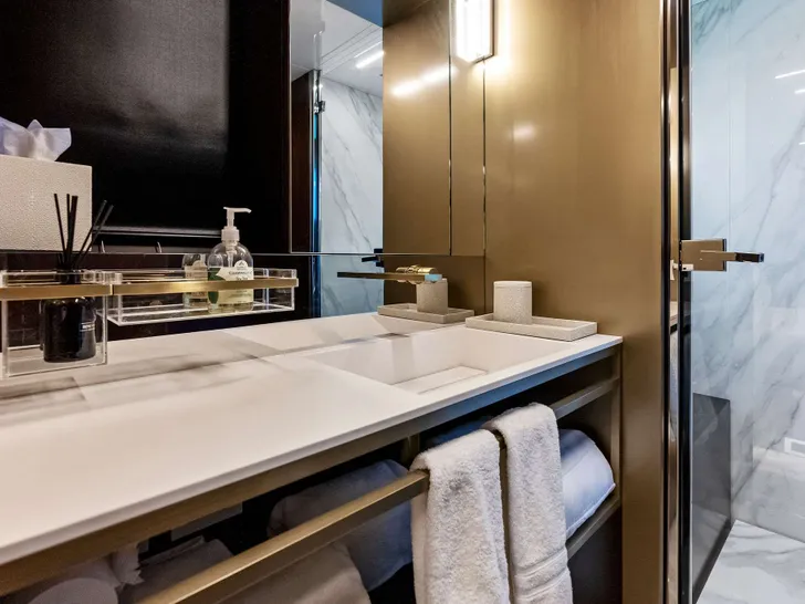 THE BRASS RING Ferretti 850 - VIP cabin 1 bathroom THE BRASS RING Ferretti 850 - VIP cabin 1 bathroom