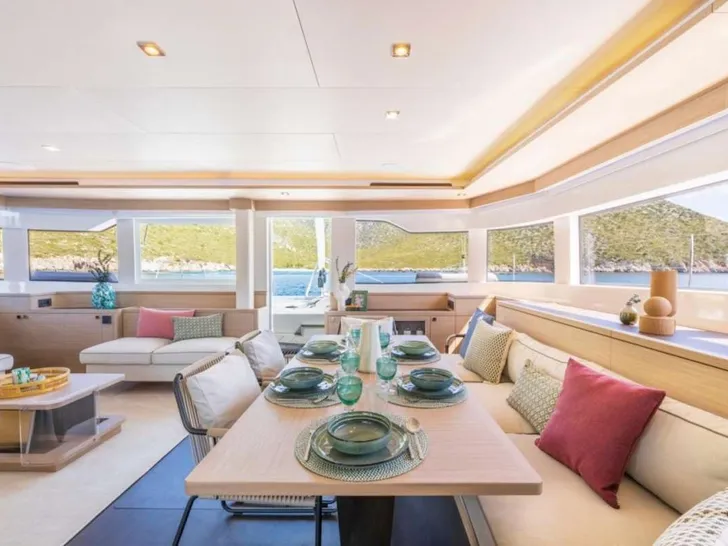 CATWALK I Lagoon 50 - main saloon dining area CATWALK I Lagoon 50 - main saloon dining area