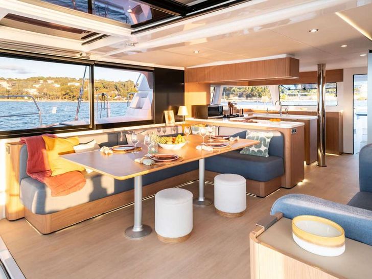 VALINOR Bali 5.2 - saloon dining set up VALINOR Bali 5.2 - saloon dining set up