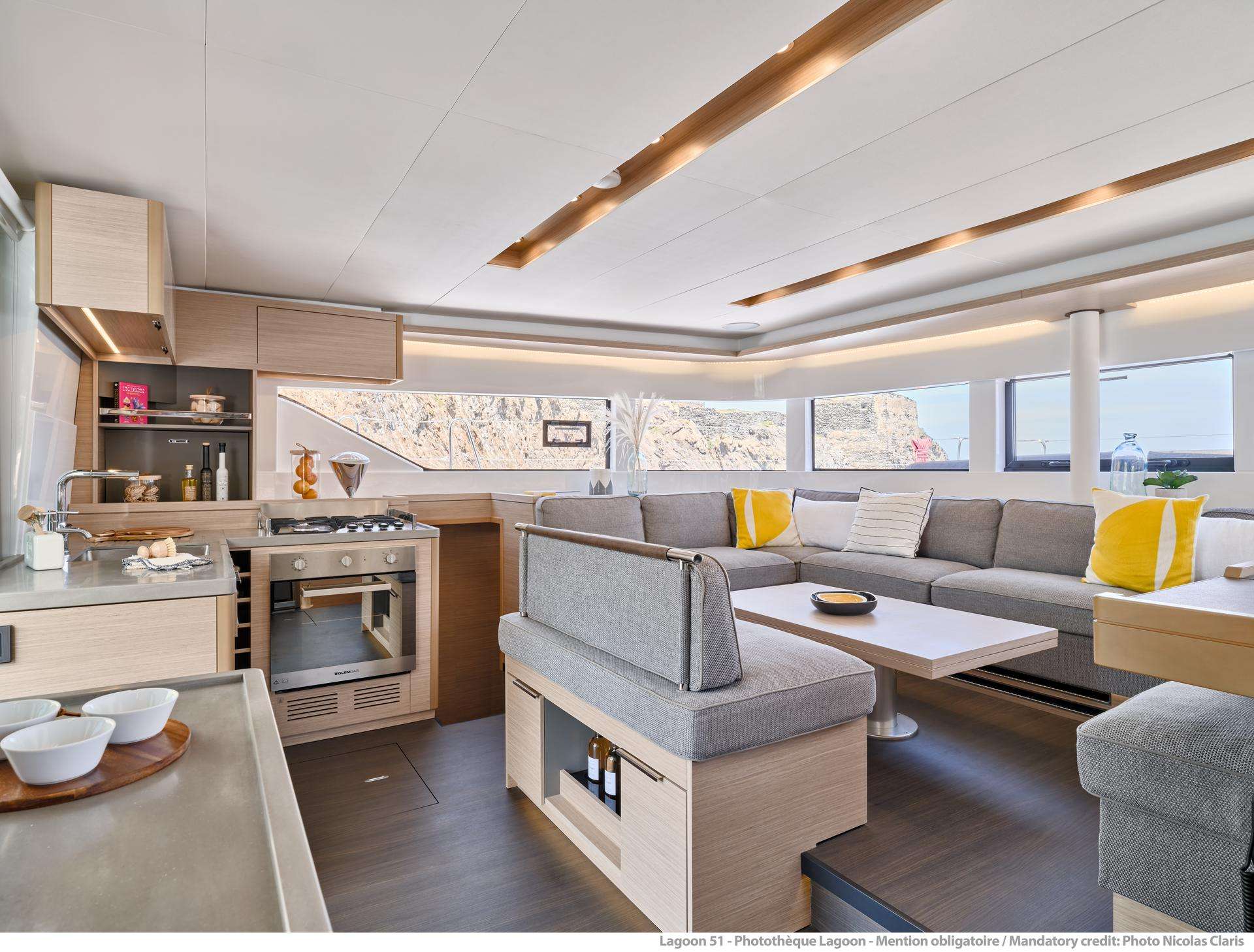 OCEAN PEARL Lagoon 51 - saloon