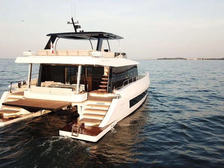 ARCTIC MOON,MOON 6TY Power Gen 2 - Stern ARCTIC MOON,MOON 6TY Power Gen 2 - Stern