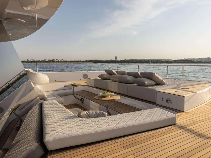 ARCTIC MOON,MOON 6TY Power Gen 2 - Foredeck ARCTIC MOON,MOON 6TY Power Gen 2 - Foredeck