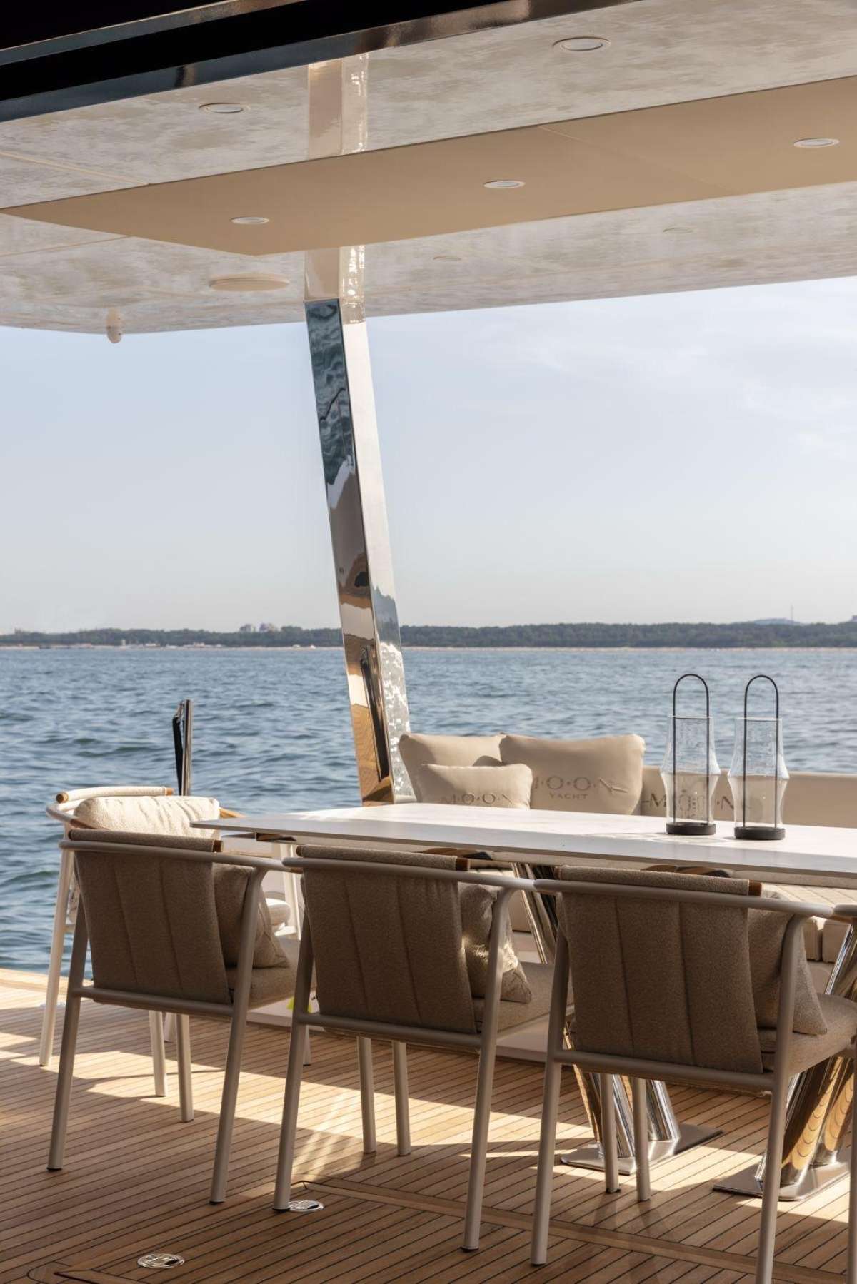 ARCTIC MOON,MOON 6TY Power Gen 2 - Aft Deck Dining Table