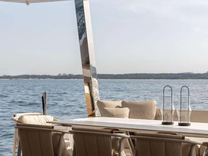 ARCTIC MOON,MOON 6TY Power Gen 2 - Aft Deck Dining Table ARCTIC MOON,MOON 6TY Power Gen 2 - Aft Deck Dining Table