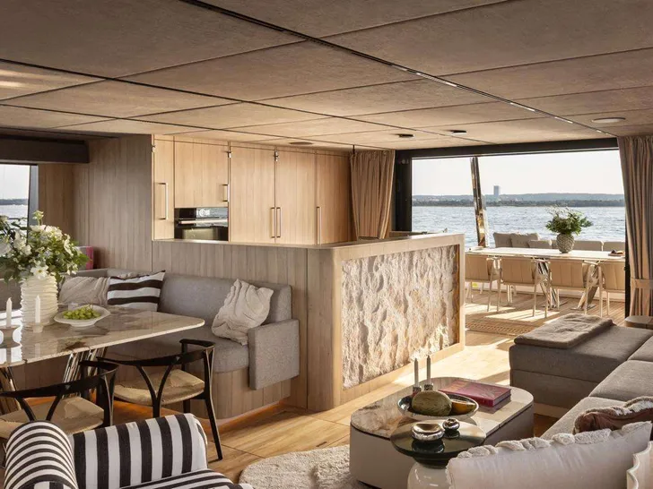 ARCTIC MOON,MOON 6TY Power Gen 2 - Saloon and Aft Deck Entrance ARCTIC MOON,MOON 6TY Power Gen 2 - Saloon and Aft Deck Entrance