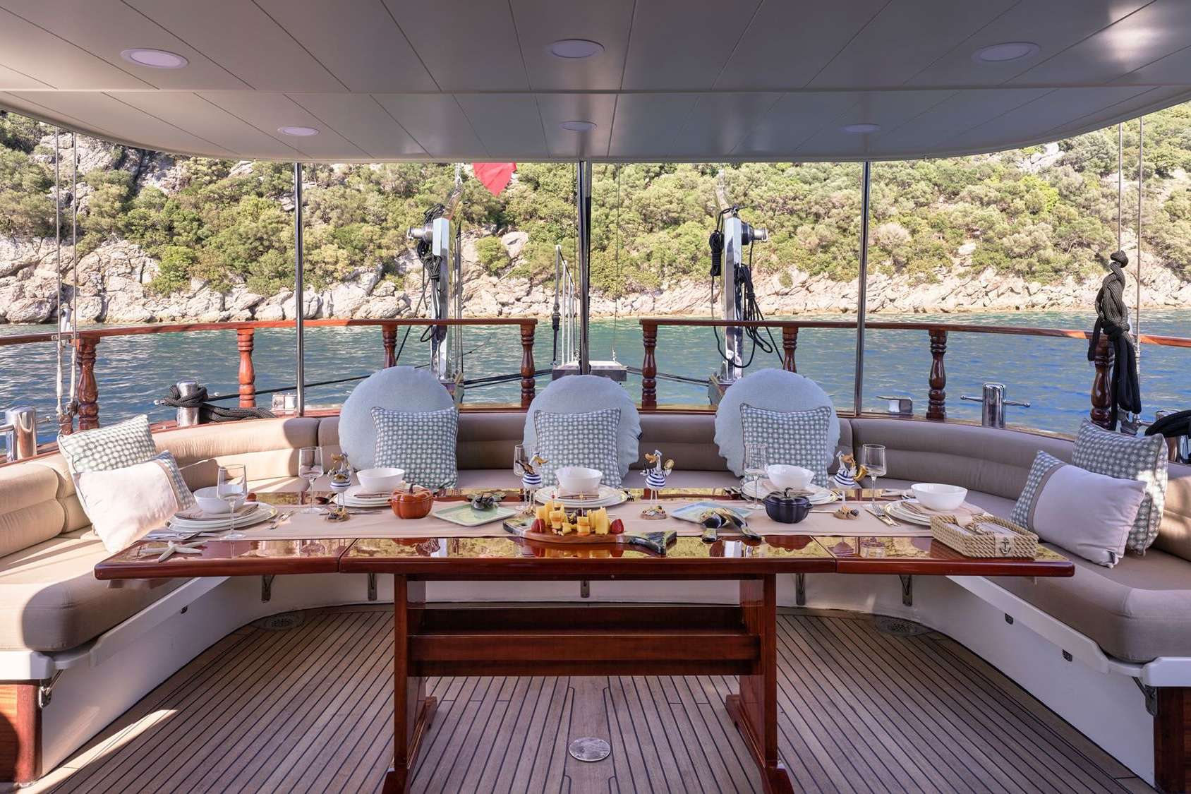 Aft Seating&Dining Area