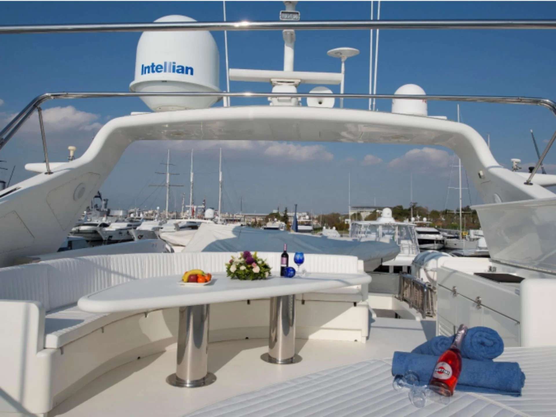 AZURE ONE Falcon 30m - sundeck alfresco dining area