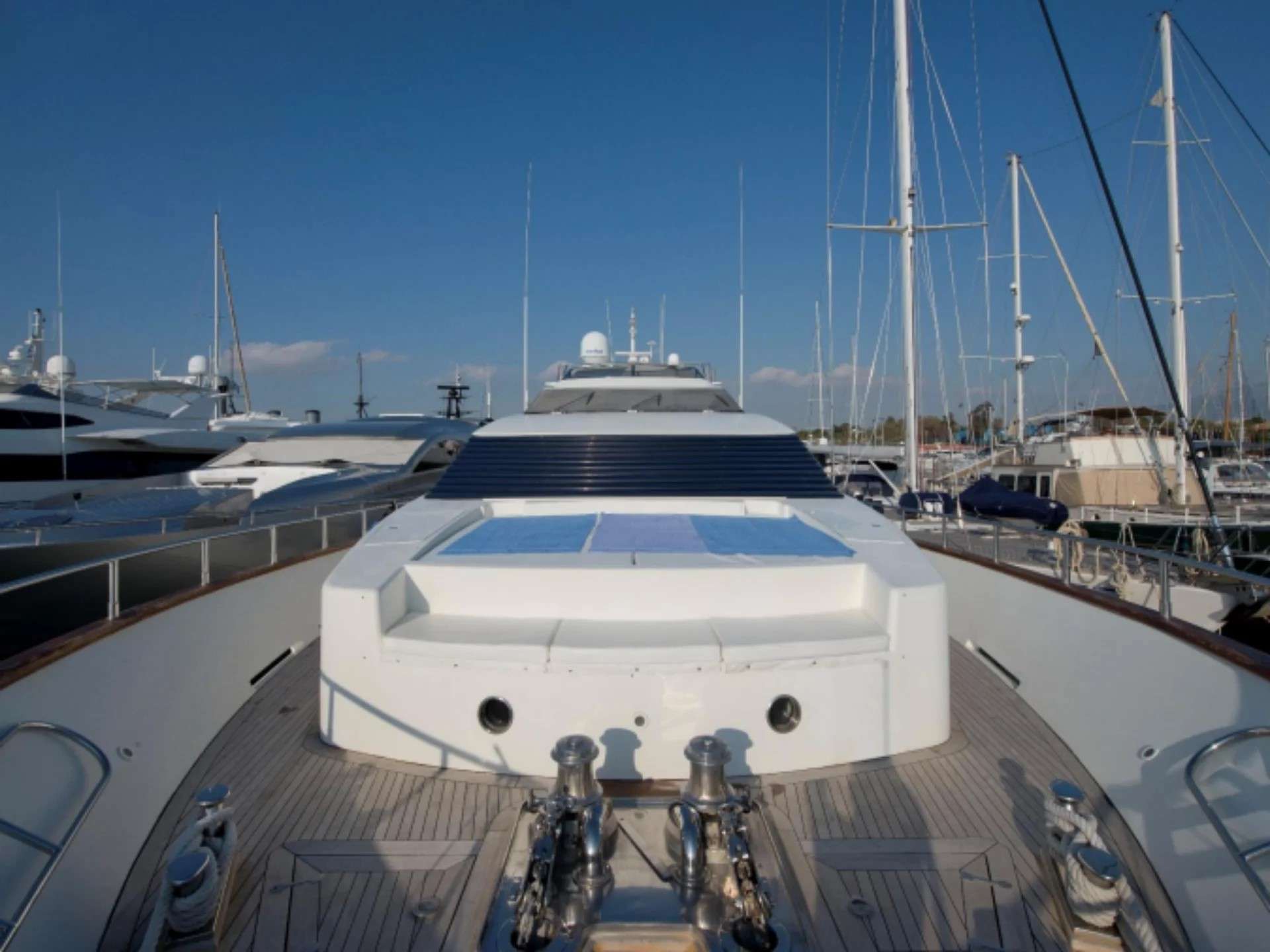 AZURE ONE Falcon 30m - foredeck sunbathing area