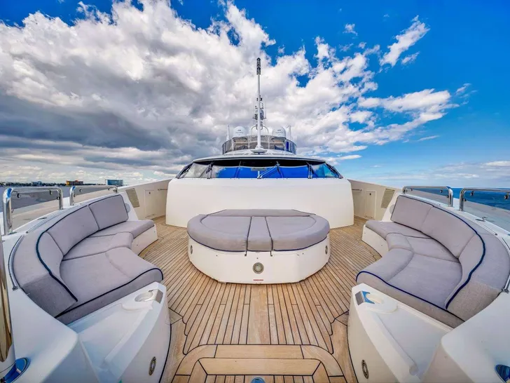 NATURAL 9 Sunseeker 37m - foredeck NATURAL 9 Sunseeker 37m - foredeck