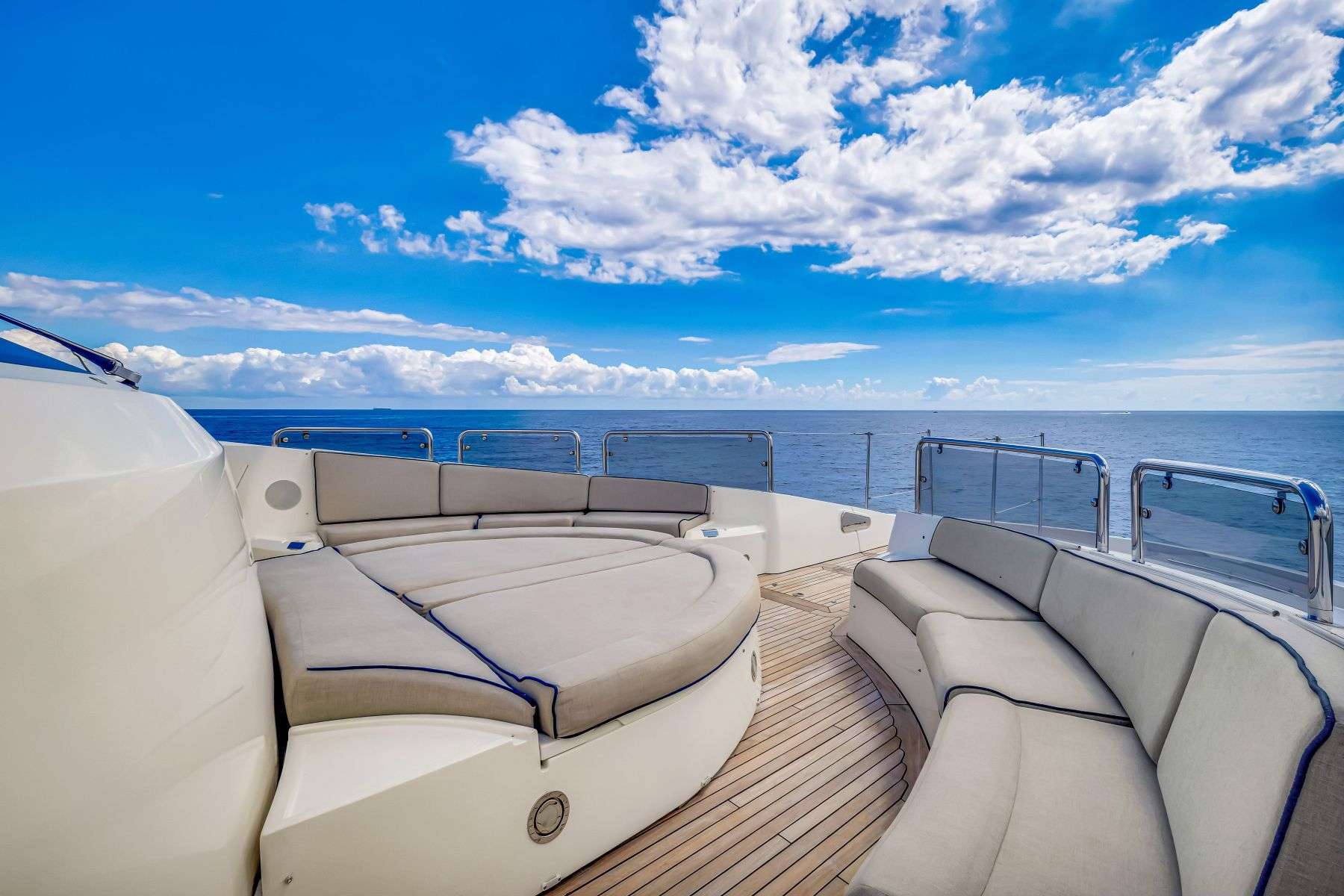 NATURAL 9 Sunseeker 37m - foredeck lounge