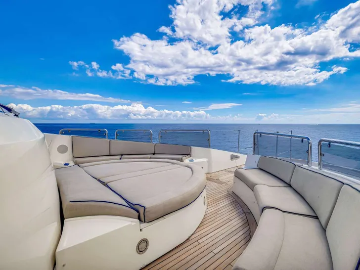 NATURAL 9 Sunseeker 37m - foredeck lounge NATURAL 9 Sunseeker 37m - foredeck lounge