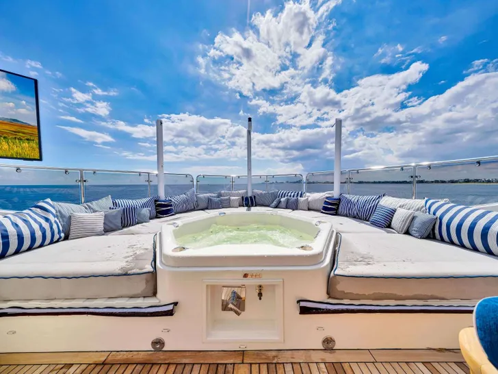 NATURAL 9 Sunseeker 37m - sundeck jacuzzi and sunbathing area NATURAL 9 Sunseeker 37m - sundeck jacuzzi and sunbathing area
