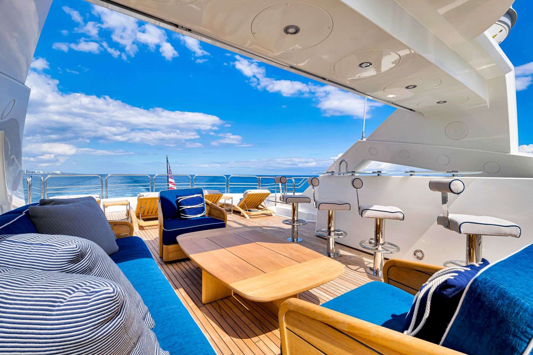 NATURAL 9 Sunseeker 37m - sundeck bar and lounge