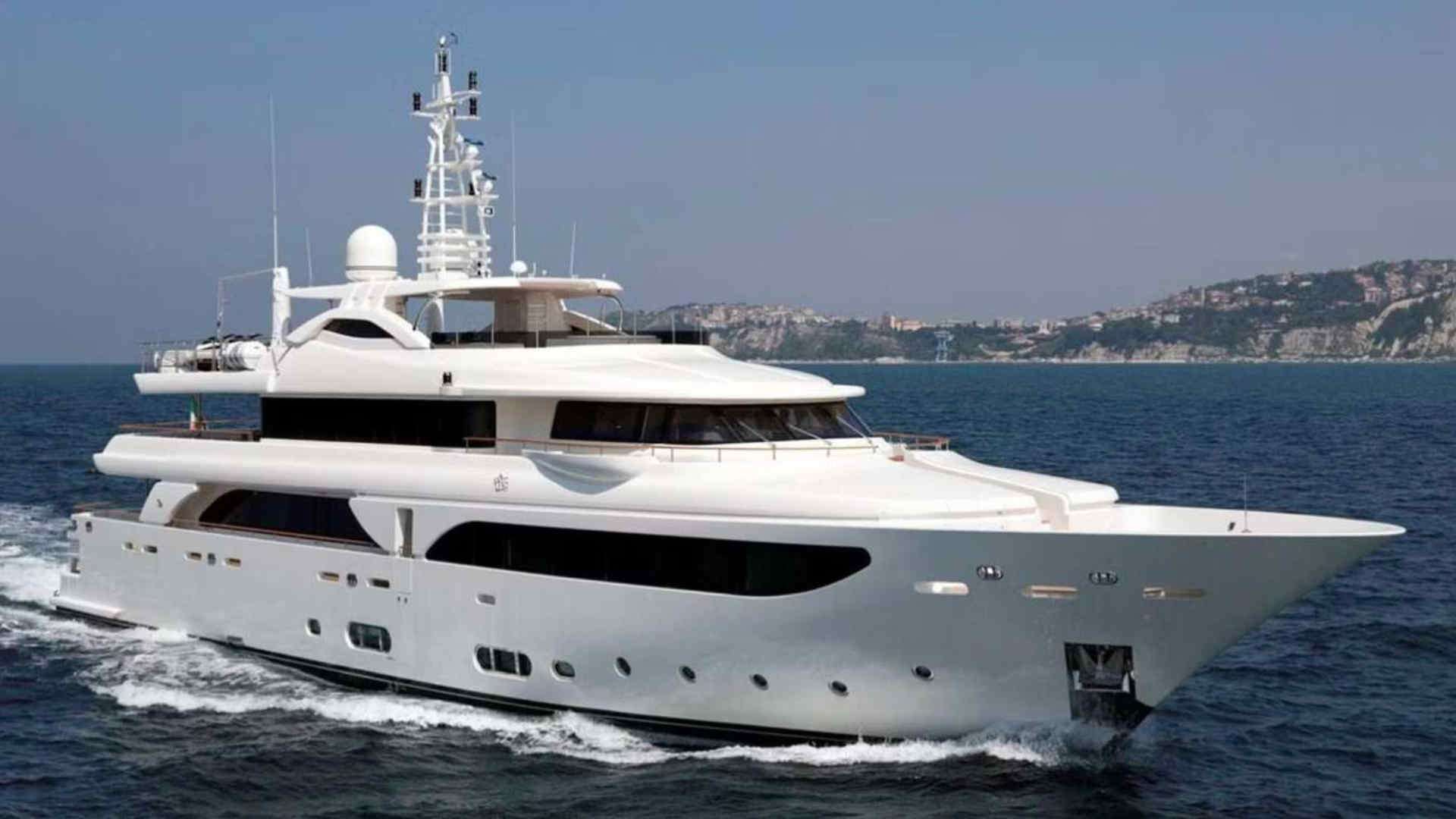 PALATIAL CRN Ancona 43 - side shot