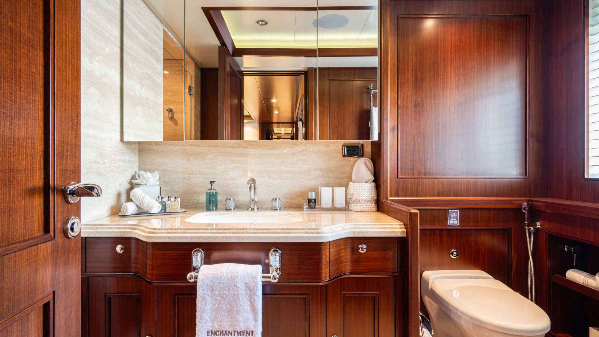 PALATIAL CRN Ancona 43 - master cabin bathroom