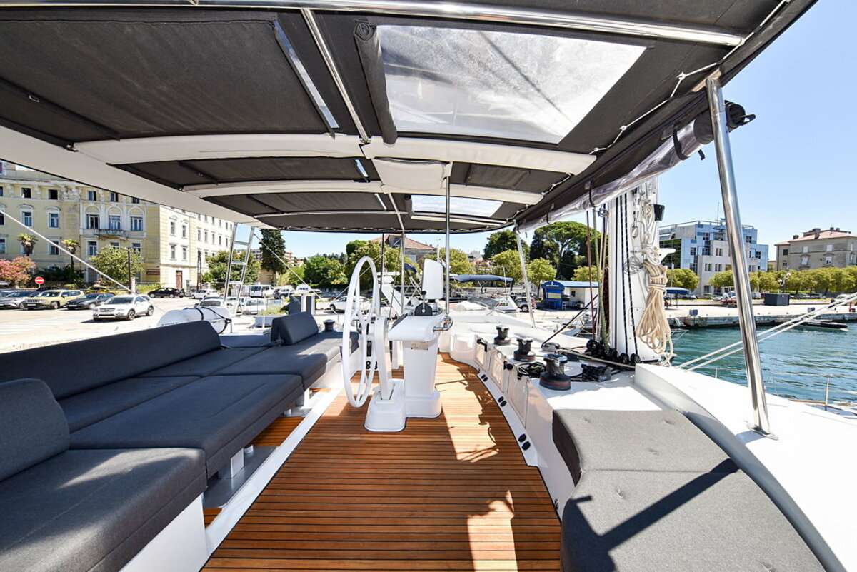 LARGO WINCH Lagoon 52F - flybridge