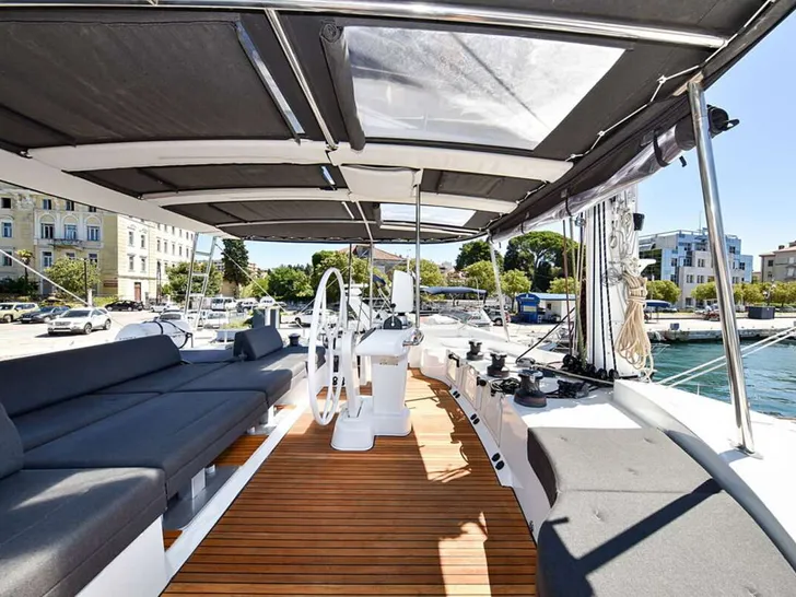 LARGO WINCH Lagoon 52F - flybridge LARGO WINCH Lagoon 52F - flybridge