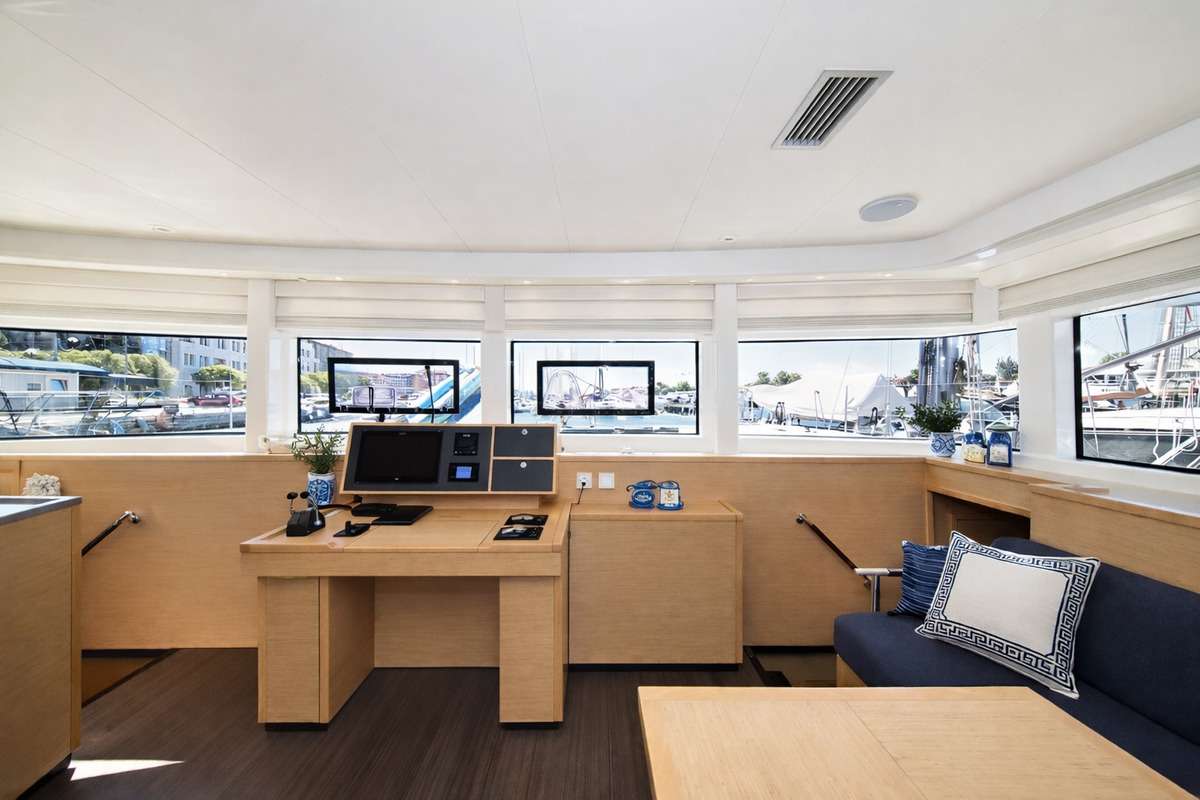 LARGO WINCH Lagoon 52F - control center