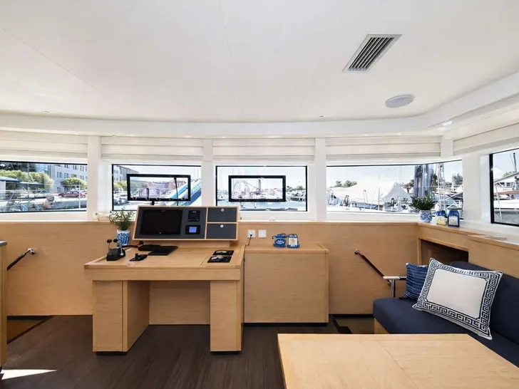 LARGO WINCH Lagoon 52F - control center LARGO WINCH Lagoon 52F - control center