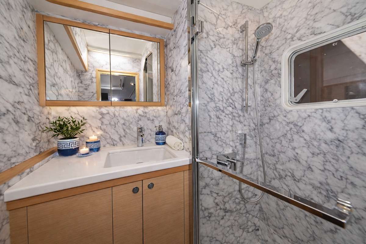 LARGO WINCH Lagoon 52F - cabin bathroom