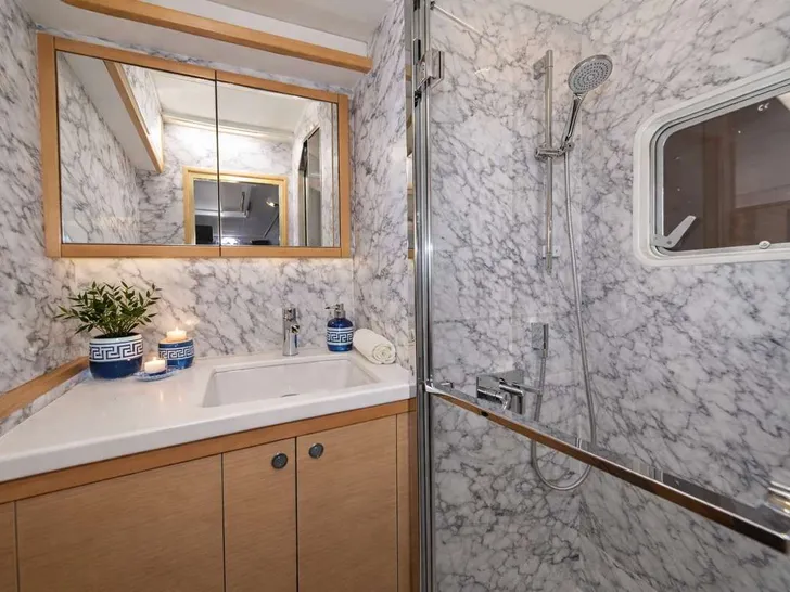 LARGO WINCH Lagoon 52F - cabin bathroom LARGO WINCH Lagoon 52F - cabin bathroom