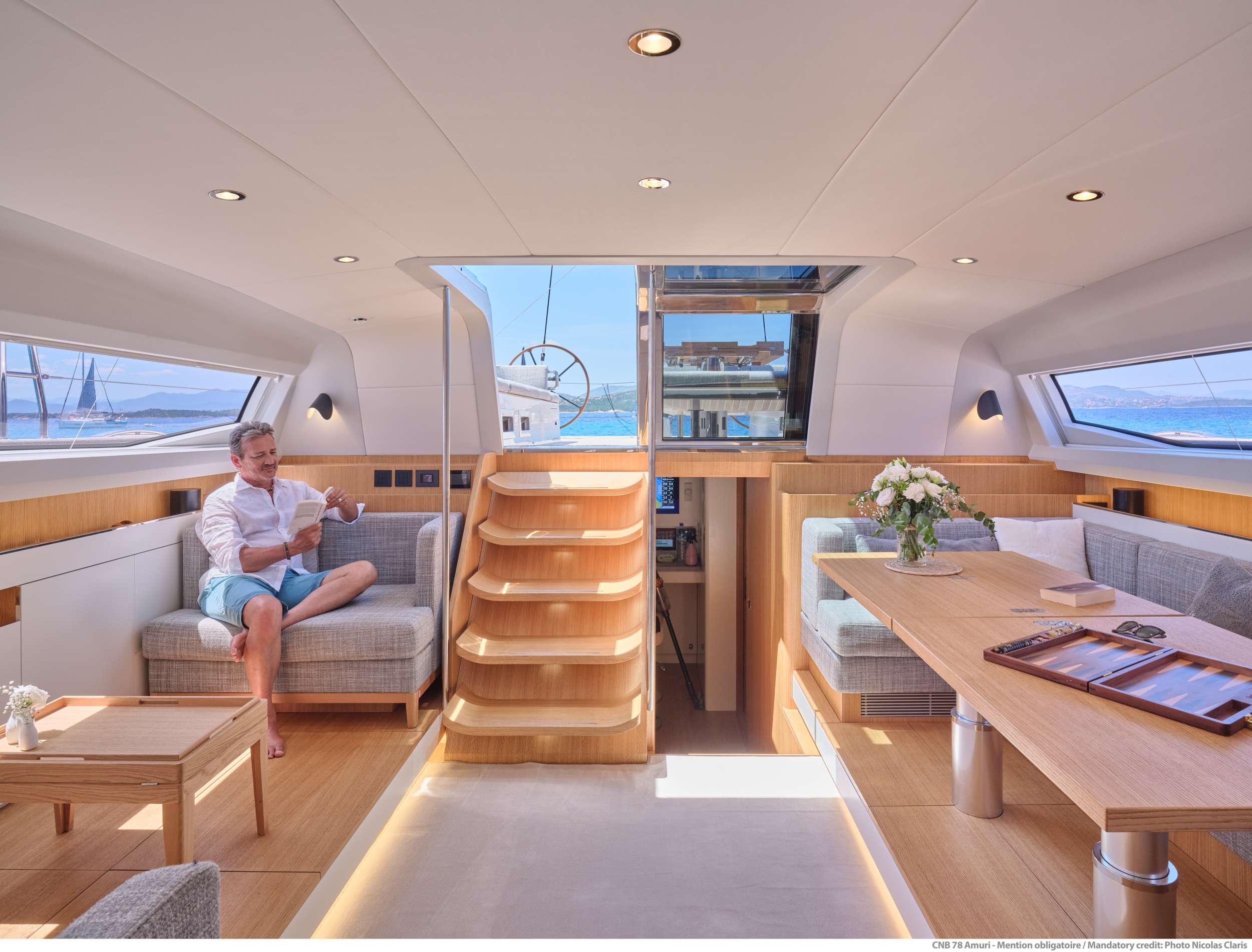AMURI Solaris 24m - saloon