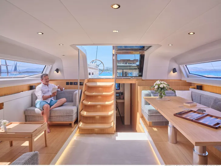 AMURI Solaris 24m - saloon AMURI Solaris 24m - saloon