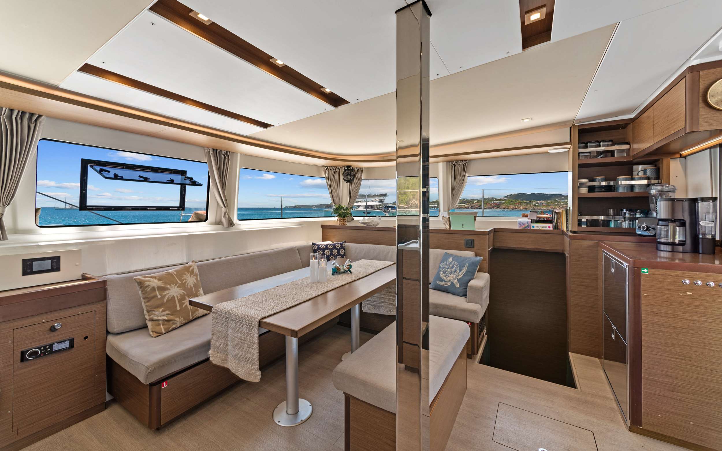 OCEANS 8 Lagoon 46 - saloon