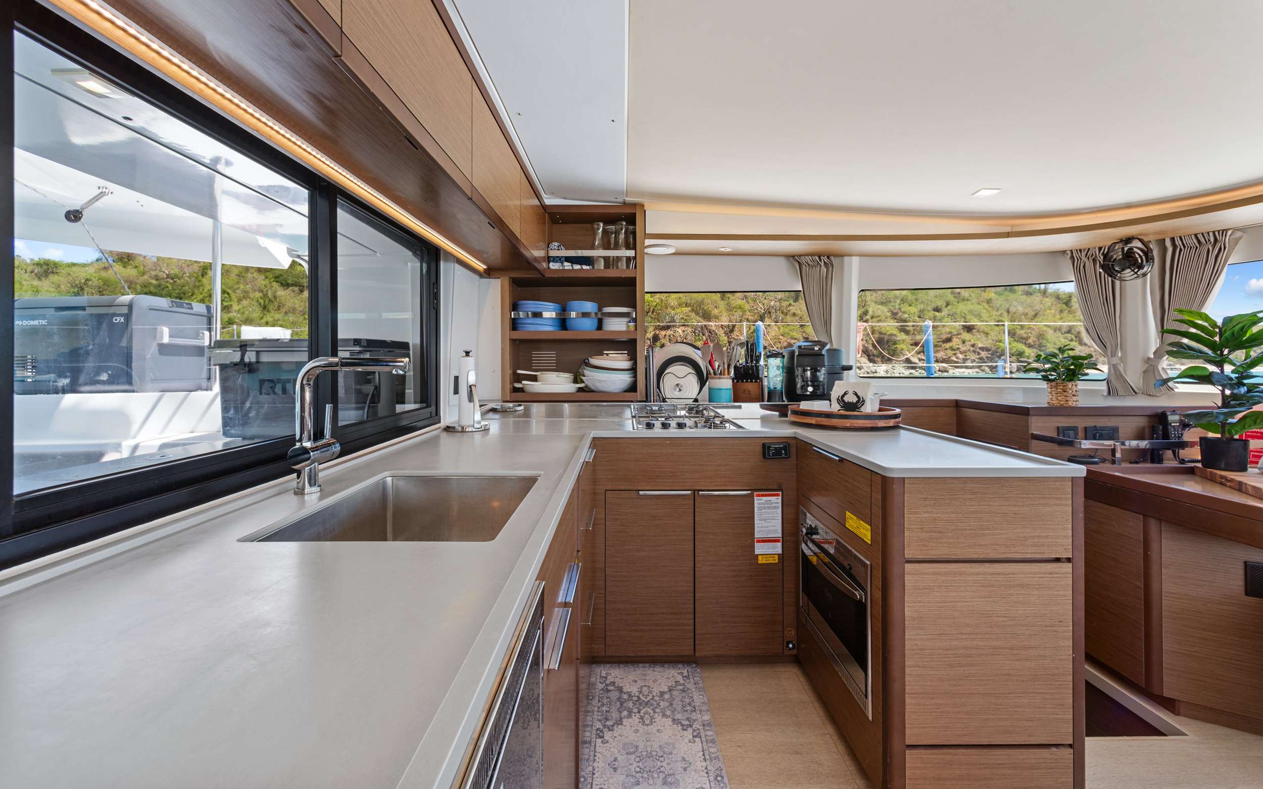 OCEANS 8 Lagoon 46 - galley