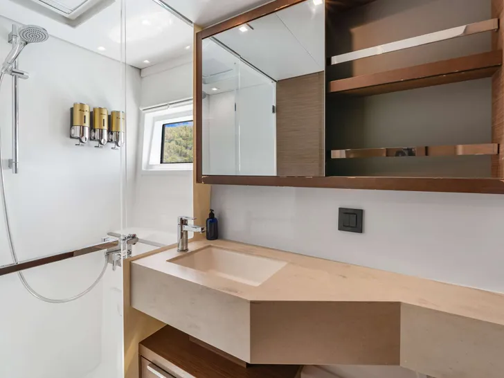 OCEANS 8 Lagoon 46 - cabin 1 bathroom OCEANS 8 Lagoon 46 - cabin 1 bathroom