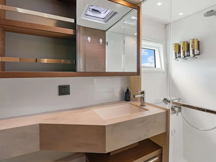 OCEANS 8 Lagoon 46 - cabin 2 bathroom OCEANS 8 Lagoon 46 - cabin 2 bathroom