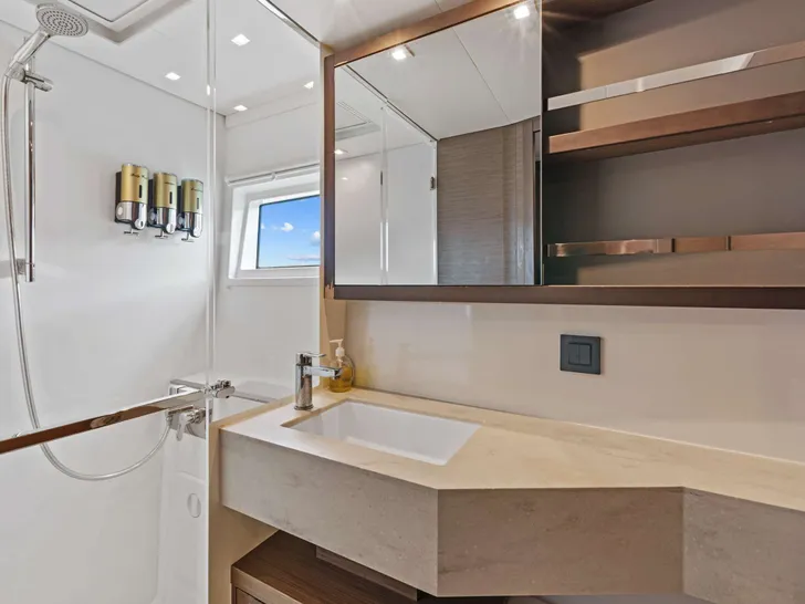OCEANS 8 Lagoon 46 - cabin 3 bathroom OCEANS 8 Lagoon 46 - cabin 3 bathroom