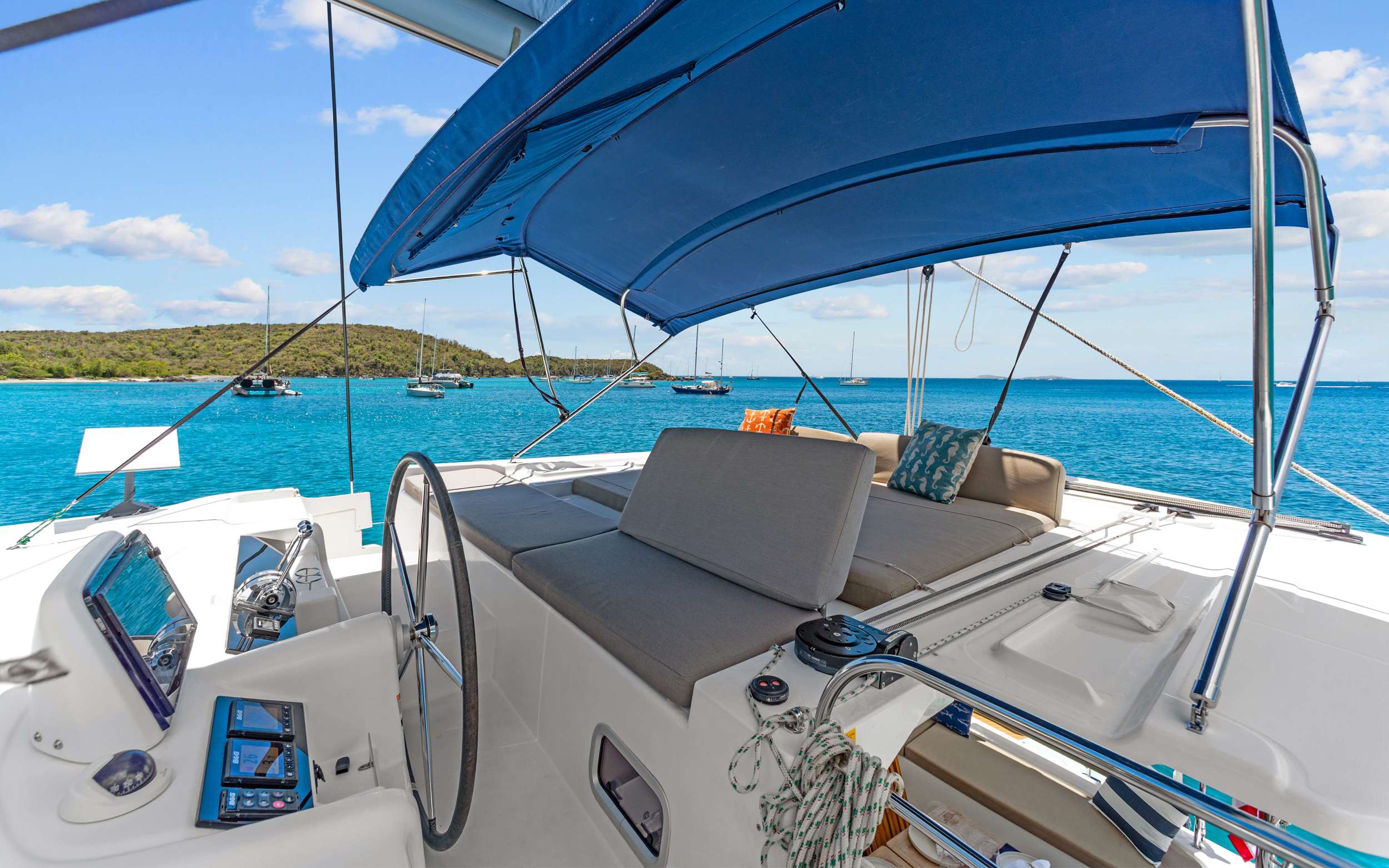 OCEANS 8 Lagoon 46 - flybridge helm