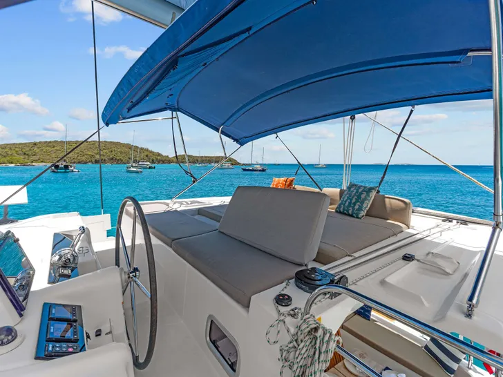 OCEANS 8 Lagoon 46 - flybridge helm OCEANS 8 Lagoon 46 - flybridge helm