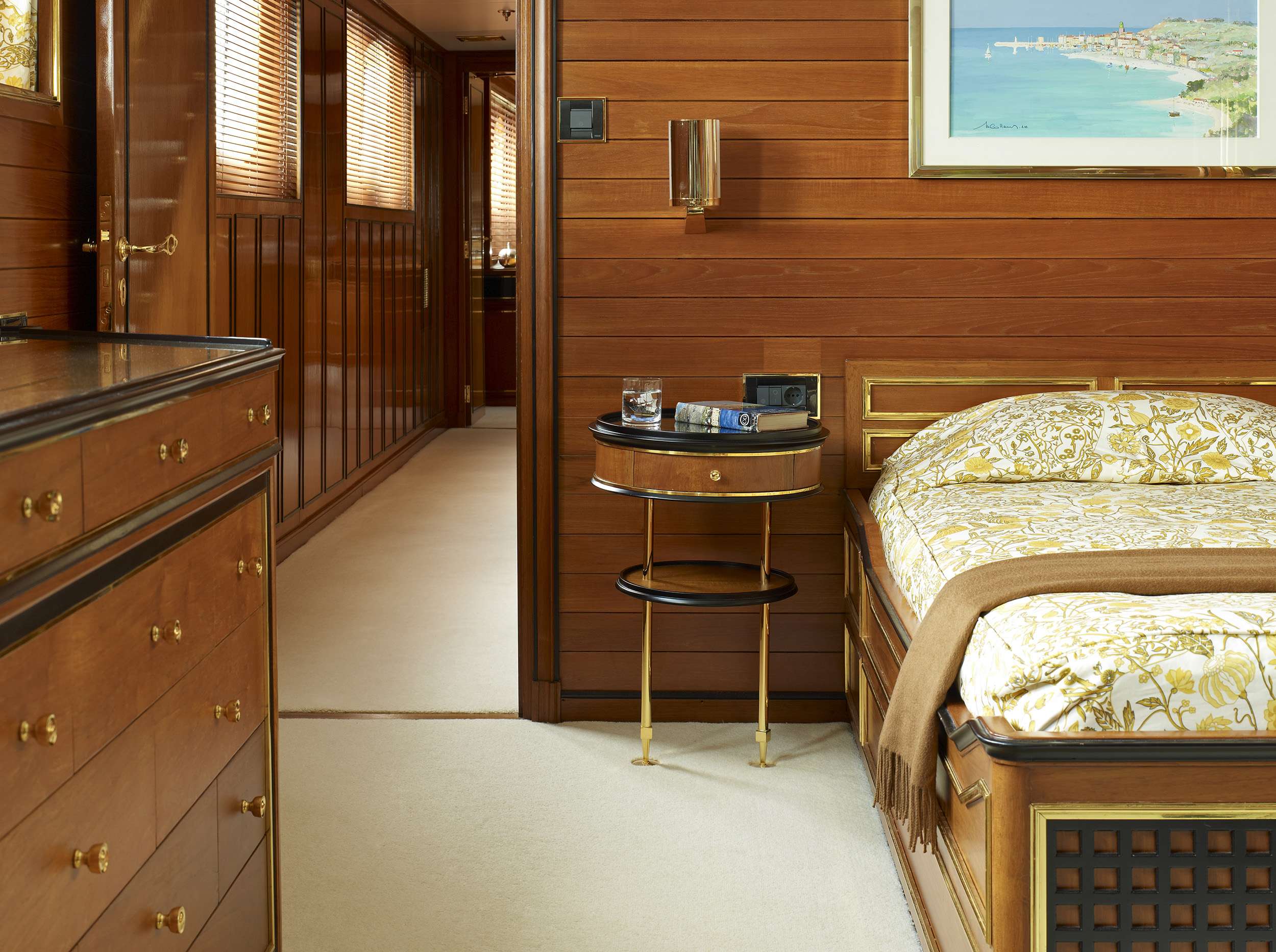 NORTHWIND II Camper&Nicholson 45m - VIP cabin bed and side table