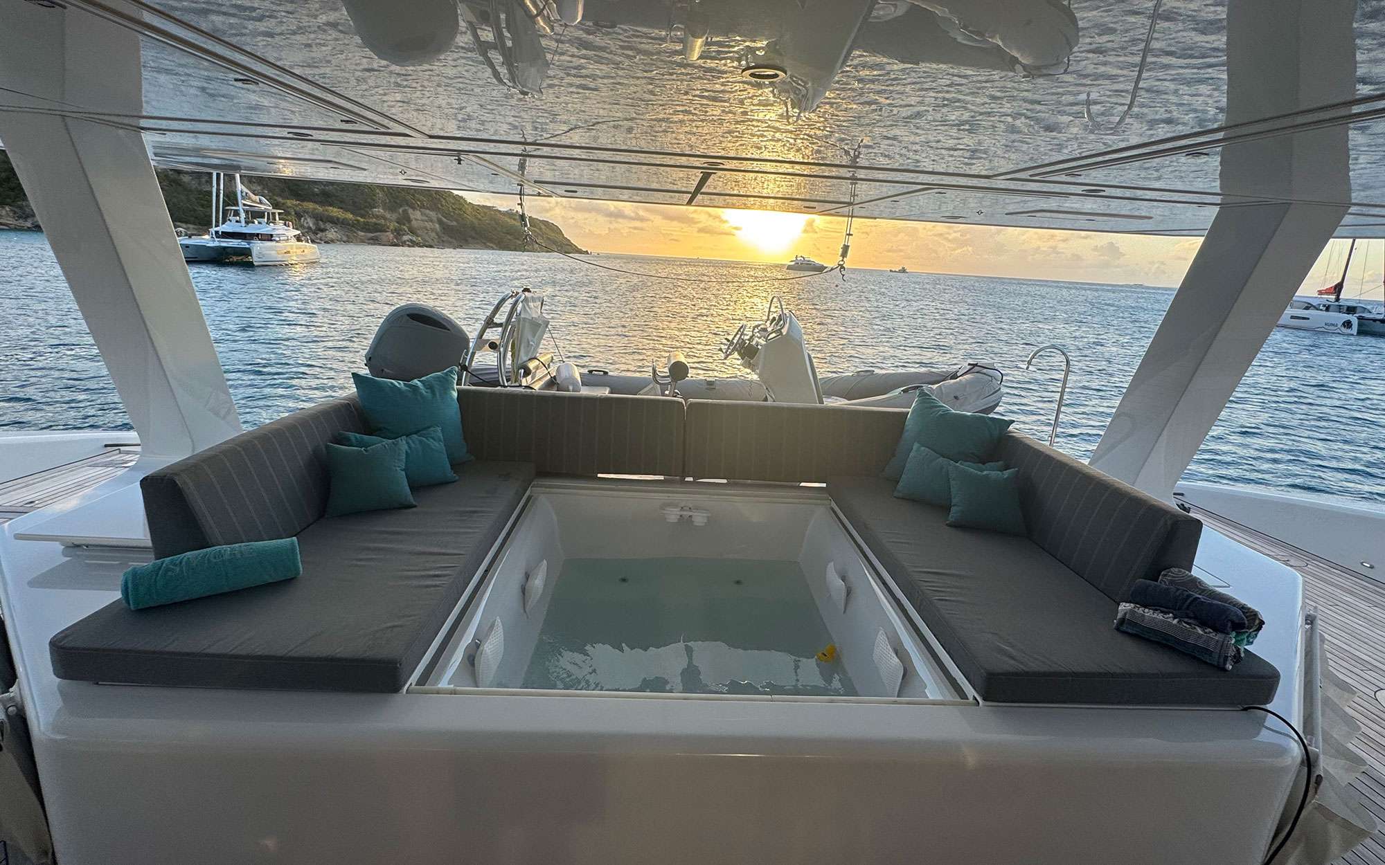 CHE Sunreef 114 - flybridge jacuzzi lounge