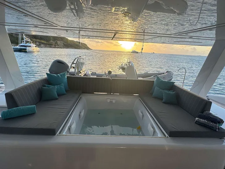 CHE Sunreef 114 - flybridge jacuzzi lounge CHE Sunreef 114 - flybridge jacuzzi lounge