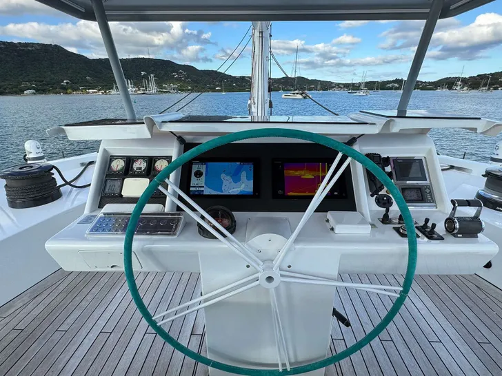 CHE Sunreef 114 - helm CHE Sunreef 114 - helm