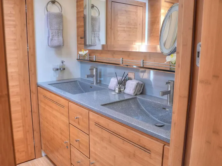 CHE Sunreef 114 - cabin 1 bathroom CHE Sunreef 114 - cabin 1 bathroom