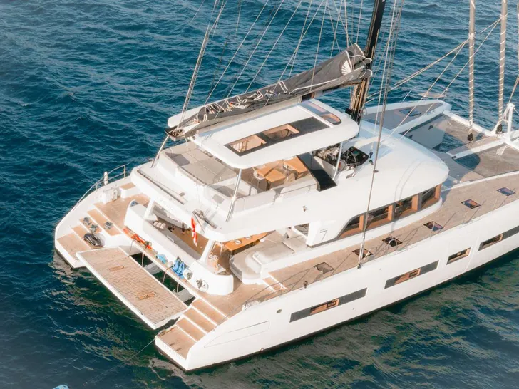 REVA NUI Lagoon Seventy 7 - anchored REVA NUI Lagoon Seventy 7 - anchored