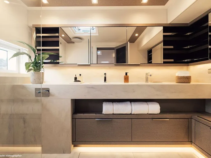 REVA NUI Lagoon Seventy 7 - master cabin bathroom REVA NUI Lagoon Seventy 7 - master cabin bathroom