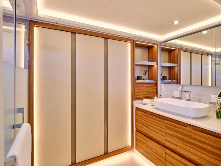 MAGIC MOMENTS 3 Fountaine Pajot Thira 80 - master cabin bathroom MAGIC MOMENTS 3 Fountaine Pajot Thira 80 - master cabin bathroom