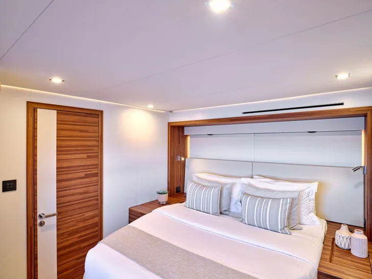 MAGIC MOMENTS 3 Fountaine Pajot Thira 80 - VIP cabin MAGIC MOMENTS 3 Fountaine Pajot Thira 80 - VIP cabin