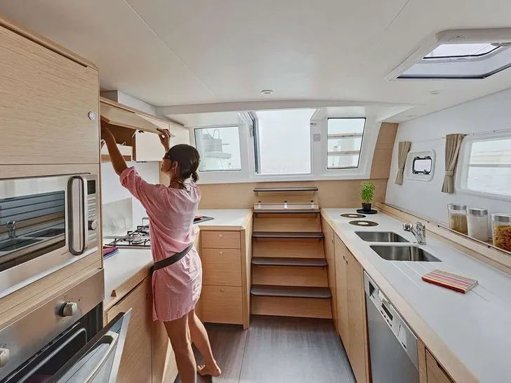 SHIDA Lagoon 620 - galley SHIDA Lagoon 620 - galley