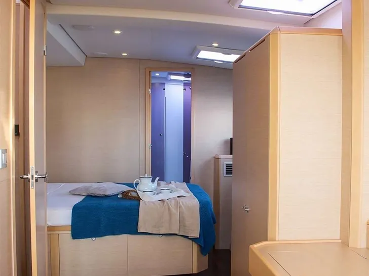 SHIDA Lagoon 620 - master cabin bed SHIDA Lagoon 620 - master cabin bed