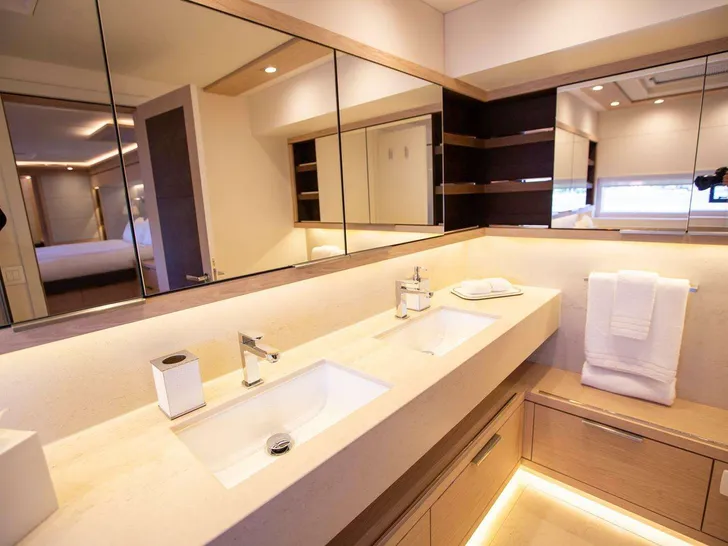 ODYSSEY Lagoon Seventy 7 - master cabin bathroom ODYSSEY Lagoon Seventy 7 - master cabin bathroom