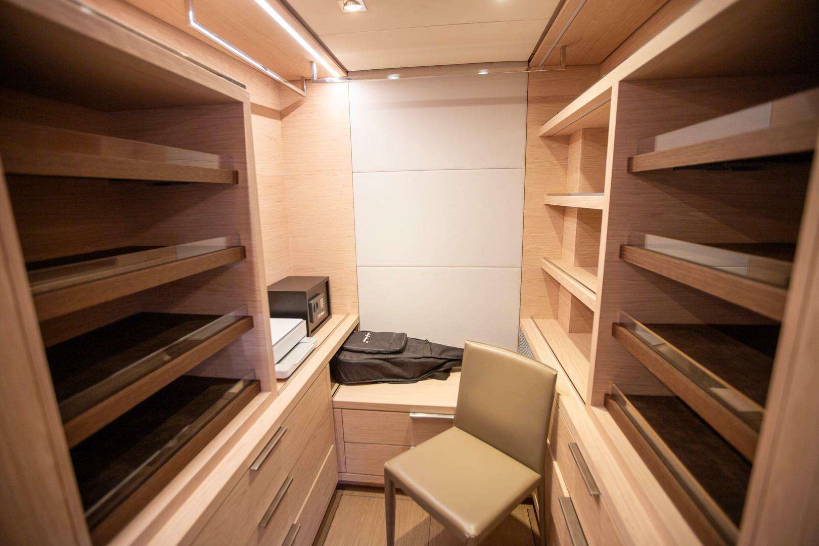 ODYSSEY Lagoon Seventy 7 - walk-in closet