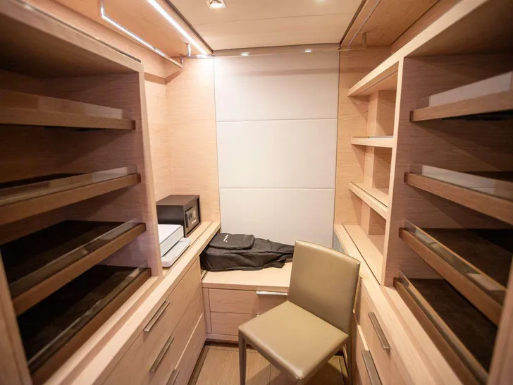ODYSSEY Lagoon Seventy 7 - walk-in closet ODYSSEY Lagoon Seventy 7 - walk-in closet