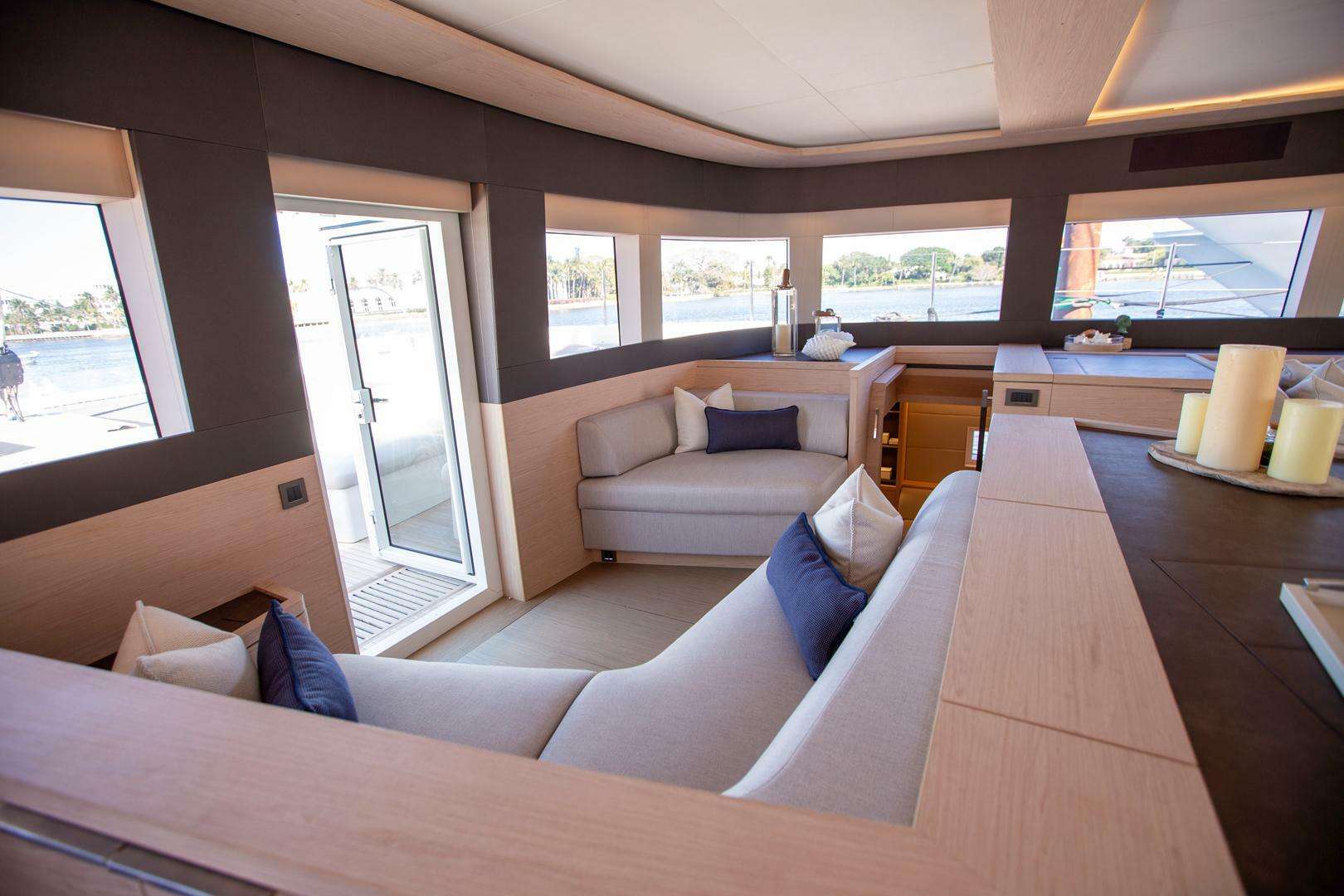 ODYSSEY Lagoon Seventy 7 - saloon lounge